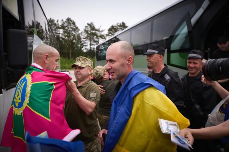 Наши дома: в рамках последней части обмена военнопленными в Украину вернулись 303 защитника