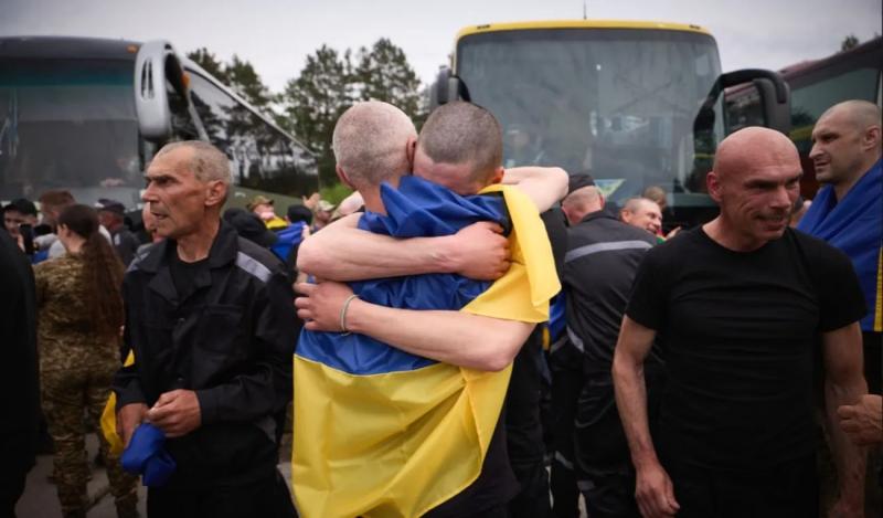 Наши дома: в рамках последней части обмена военнопленными в Украину вернулись 303 защитника