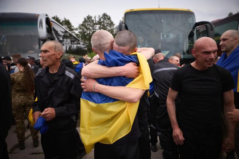 Наши дома: в рамках последней части обмена военнопленными в Украину вернулись 303 защитника