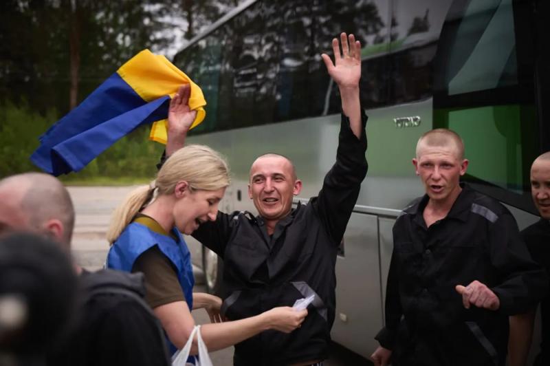 Наши дома: в рамках последней части обмена военнопленными в Украину вернулись 303 защитника