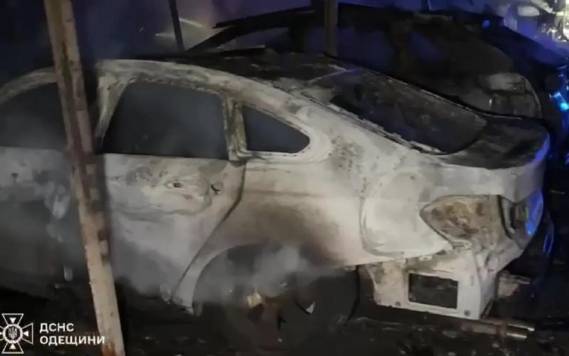 Пламя охватило 20 авто: в Одесской области спасатели обуздали пожар, возникший на автостоянке после вражеской атаки