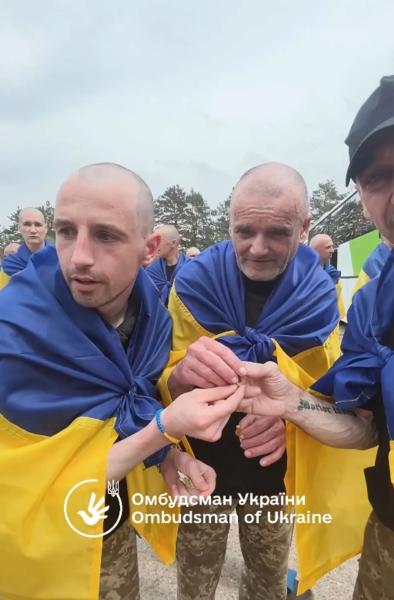 "Три года мы не ели шоколад": освобожденные украинские военнопленные признались, что скучали по сладкому