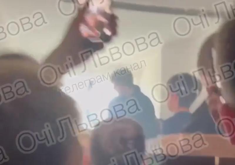 Ученики львовского лицея танцевали под моргенштерна, вмешалась полиция: что известно