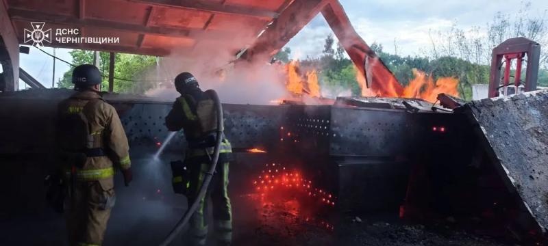 Удар рф по Черниговской области: несколько попаданий, поврежден объект в центре, большой пожар в области - ГСЧС