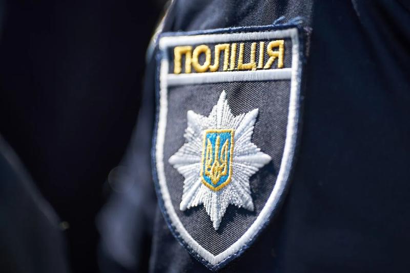 В Киеве школьница выпала из окна третьего этажа: в учебном заведении работает полиция