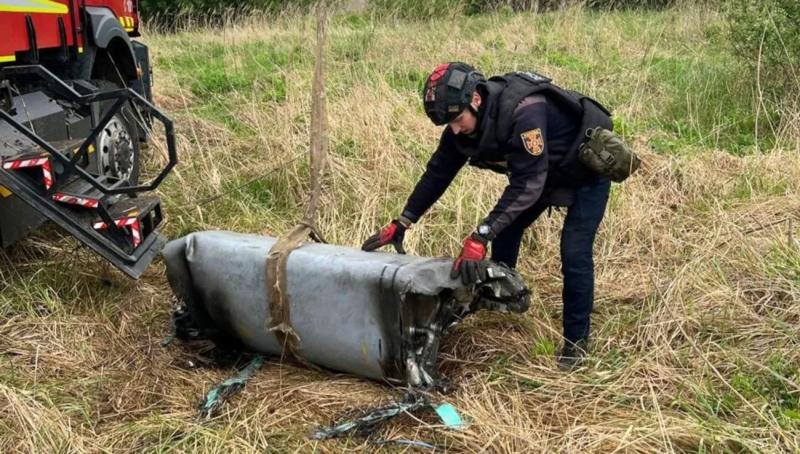 В Киевской области саперы ГСЧС обезвредили боевую часть российской ракеты Х-101
