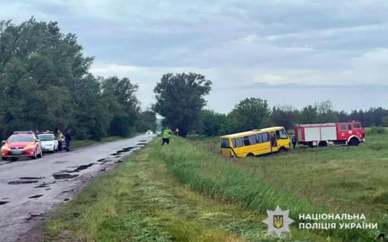 В Полтавской области школьный автобус с десятью детьми вылетел в кювет: есть травмированные