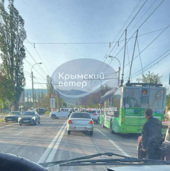 В район Перевального выехало много скорых: по всему Крыму раздаются мощные "хлопки" – первые кадры