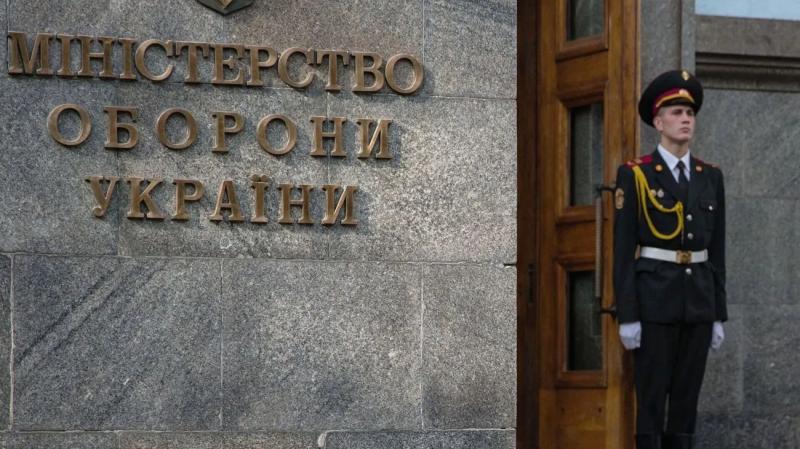 Дело трех министров обороны времен януковича: следствию известно, где они находятся