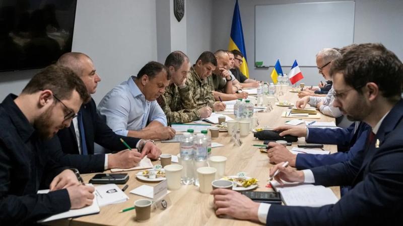 Франция предложила Украине новые варианты финансирования оружия: детали от Минобороны