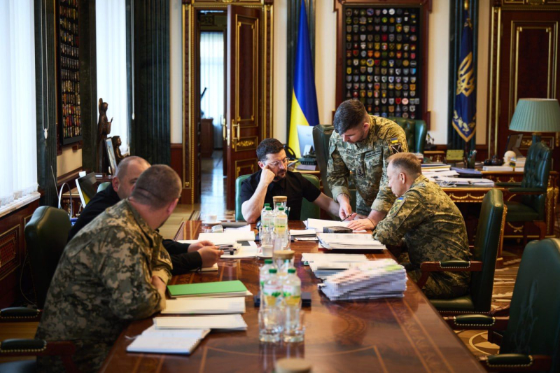 Фронт и дроны: Зеленский провел встречу с командованием Сил обороны