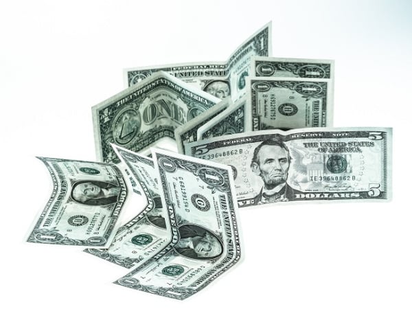 Інфляція в США прискорилась не так, як очікували. Долар впав