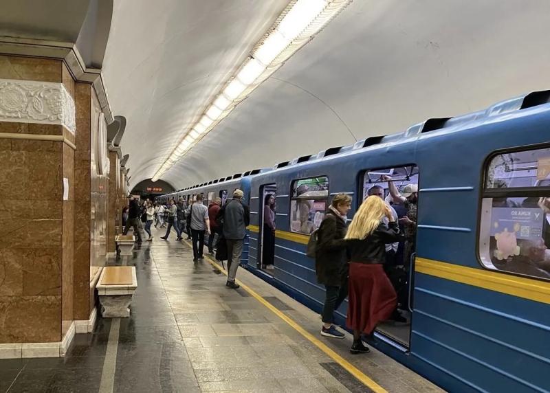 На синей линии метро Киева в тоннеле едва не погиб 19-летний зацепер