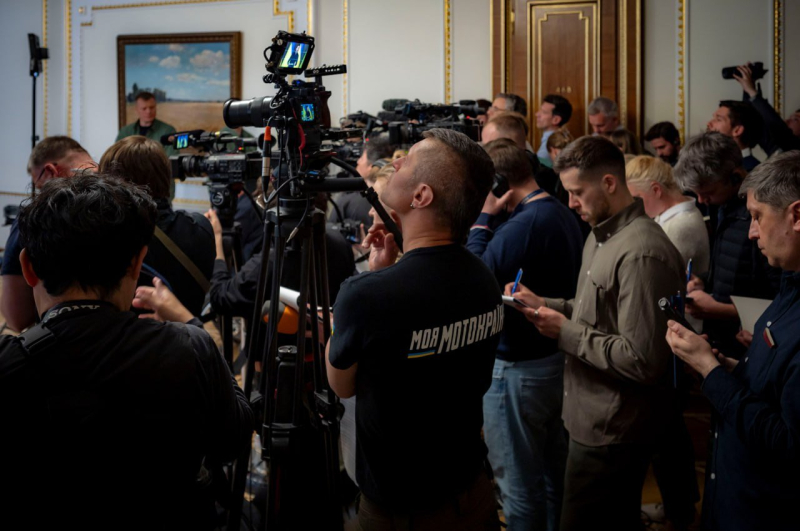 "Наше оружие&hellip;" &ndash; Зеленский в День журналиста поблагодарил медиа и вспомнил погибших и пленных, Amnesty обратилась с требованием в РФ
