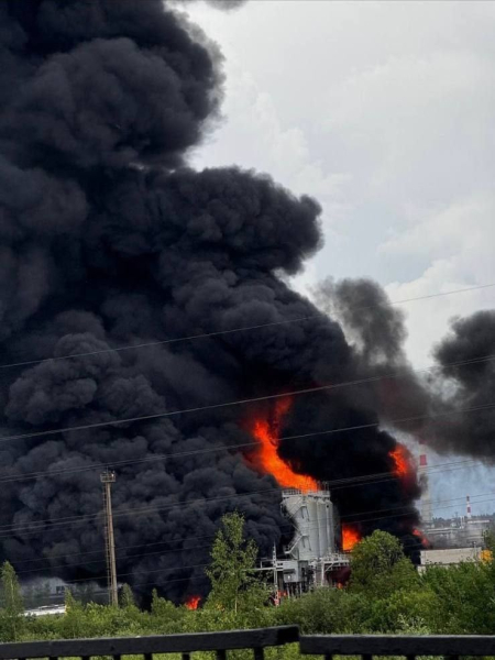 "Огонь просто сжирает все", – в Кстово в районе НПЗ "Лукойла" взрывы, произошел разлив нефтепродуктов