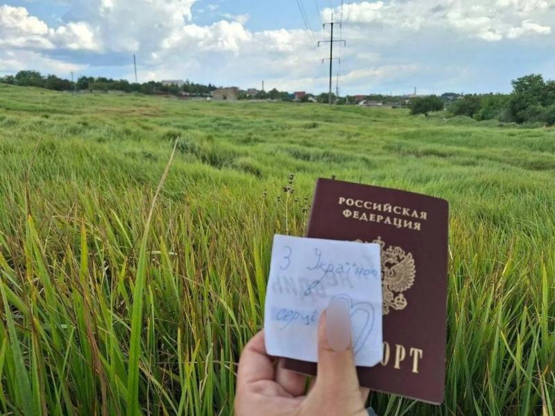Паспорт рф - шрам от оккупации: в день россии, жители оккупированных городов присоединились к акции сопротивления - Желтая лента