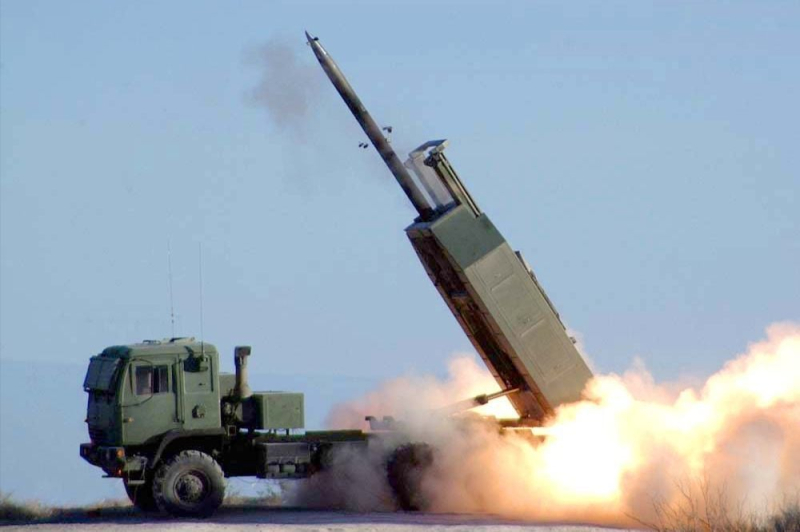 Под Макеевкой HIMARS "размотал" колонну ВС РФ: первые кадры с места удара