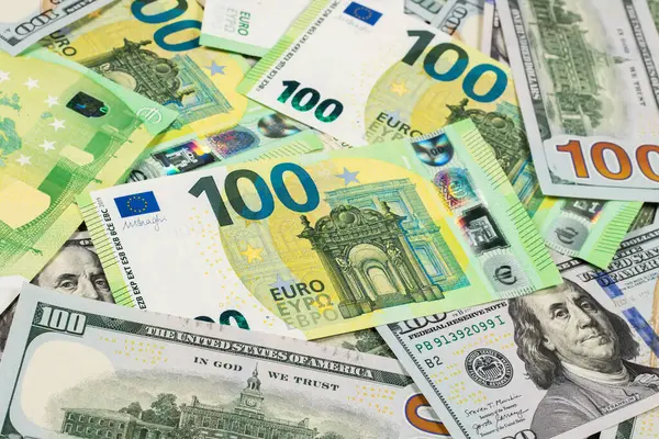 Попит на валюту зростає: Скільки банки ввезли доларів та євро в травні