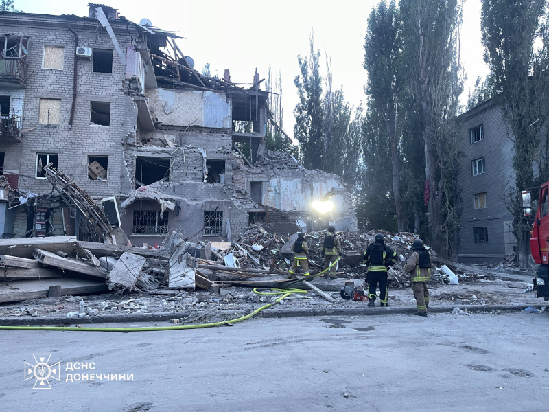Последствия удара РФ по жилому дому в Краматорске: спасатели разбирают завалы второй день, есть жертвы