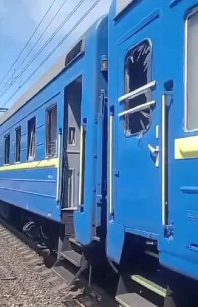 Удар по Днепру, повреждение поезда "Одесса – Запорожье": 10 пассажиров, в том числе трое детей, обратились в больницы