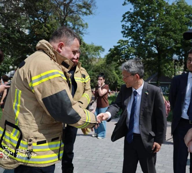 Удар рф по Киеву: послы Дании, Японии, Швеции и представитель FIRE AID посетили место трагедии