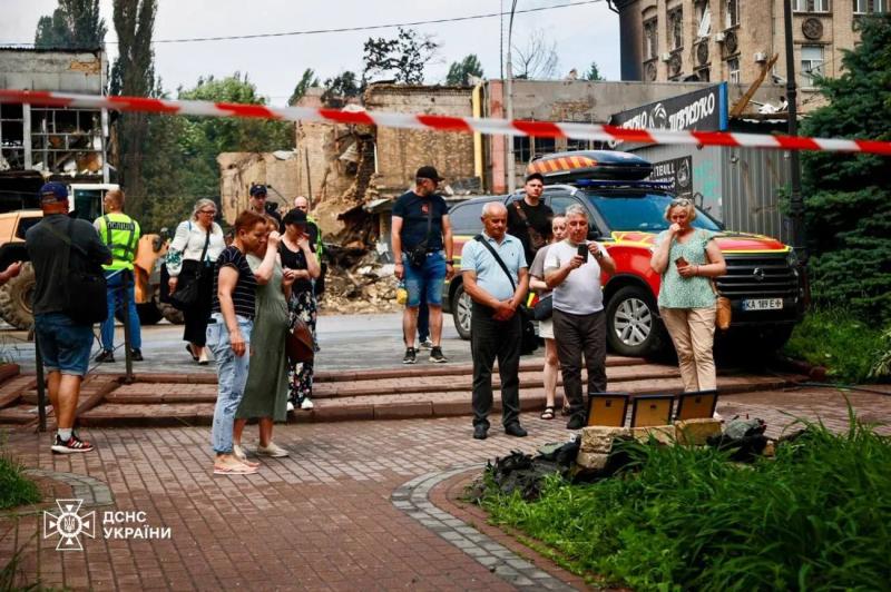 Удар рф по Киеву: послы Дании, Японии, Швеции и представитель FIRE AID посетили место трагедии