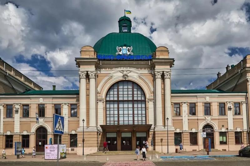 Укрзализныця на летний период запустила новый поезд в Прикарпатье