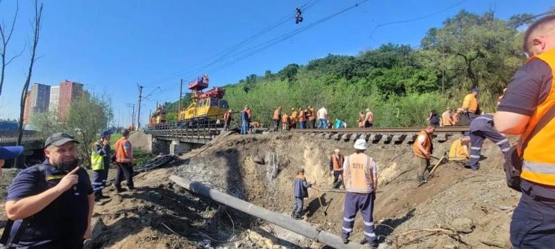 "Укрзализныця" обещает восстановить поврежденный из-за обстрела рф участок в Киевской области до конца суток