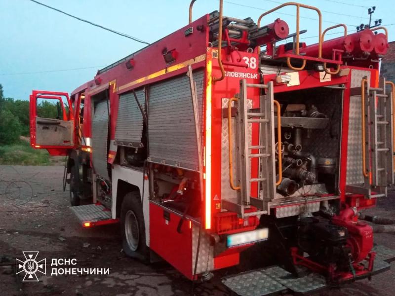 В Донецкой области россияне обстреляли спасателей, которые ликвидировали последствия вражеского удара: ранен водитель ГСЧС