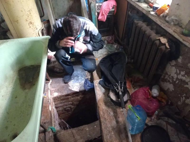 В Харьковской области женщина держала в доме девять собак, одну из них на полгода закрыла в погребе
