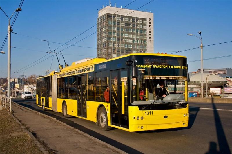 В Киеве возобновили движение троллейбусов, которое было ограничено из-за обстрела рф