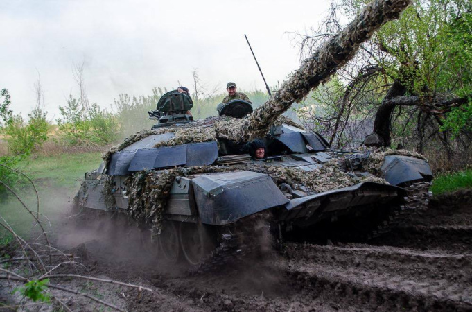 Втрати ворога за 6 червня: 1 120 російських окупантів, 15 танків та 300 БПЛА