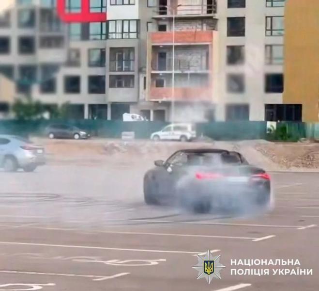 За столичного дрифтера с видео с парковки возле ТРЦ взялась полиция: автомобиль изъят