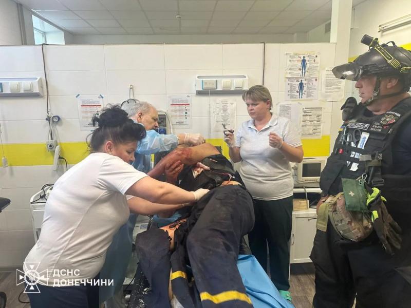 Четверо спасателей получили ранения в результате преднамеренных ударов врага - ГСЧС