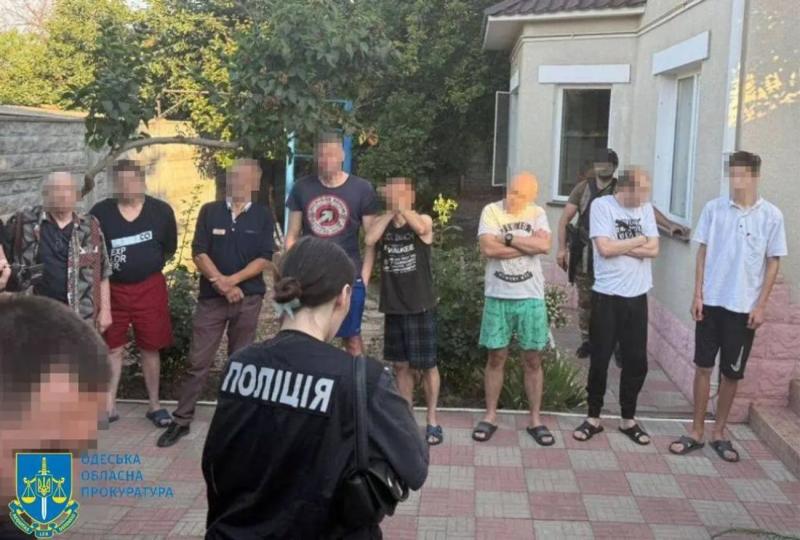 Делали невольниками в псевдореабилитационном центре: правоохранители задержали в Одессе 5 "рабовладельцев"