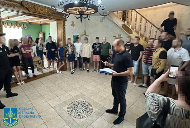 Делали невольниками в псевдореабилитационном центре: правоохранители задержали в Одессе 5 "рабовладельцев"