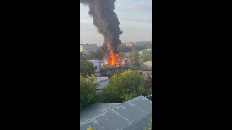 Дроны атаковали электроподстанцию в Сергиевом Посаде и завод в Азове — в сети публикуют кадры