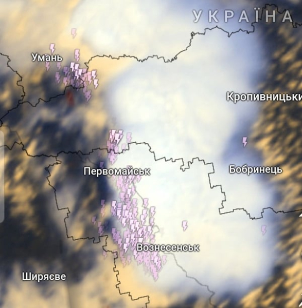 Грозы, грады и дожди наступают на Украину, удар молнии в опору ЛЭП в Южноукраинске попал на видео