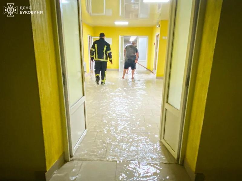 Грозы и ливни не утихают: в ряде областей Украины спасатели борются с последствиями непогоды