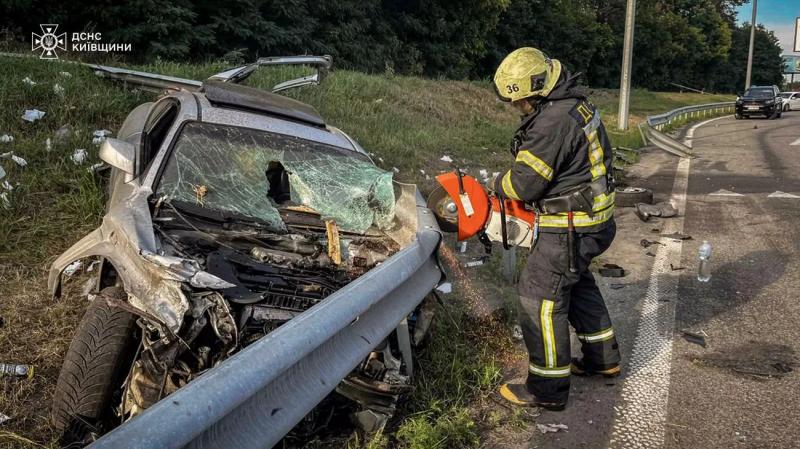 На Киевщине спасатели деблокировали тело погибшего водителя после ДТП