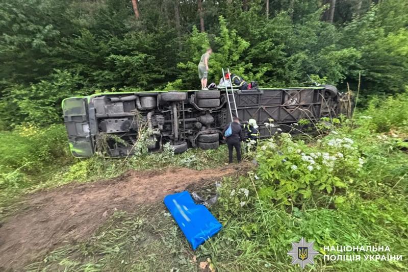 На Львовщине международный автобус столкнулся с автомобилем и перевернулся: 32 человека травмированы