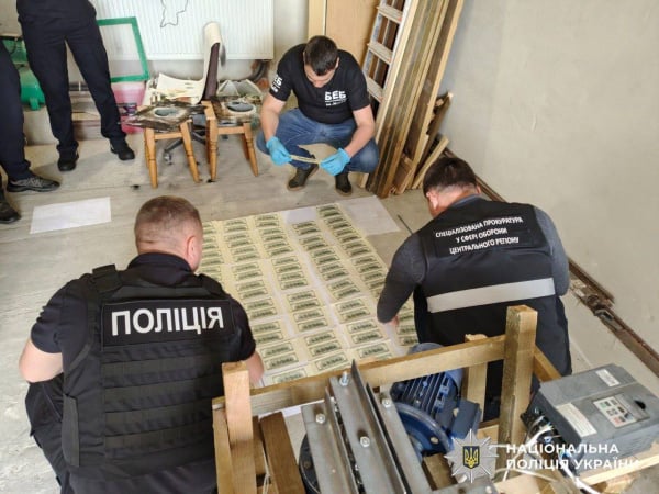 Нацполіція викрила групу фальшивомонетників у Бучі та Києві. Вилучено з обігу $20 тисячних