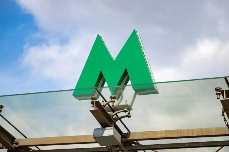 Непогода натворила бед в столице: молния вызвала возгорание дерева, метро "Лукьяновская" затопило