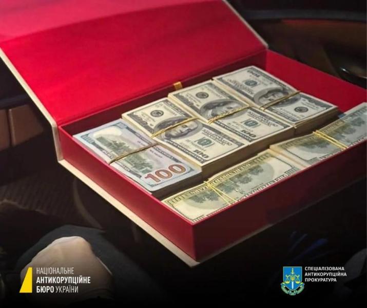 Пакет с Сантой и банка из-под горошка: как фигуранты коррупционных дел прятали взятки