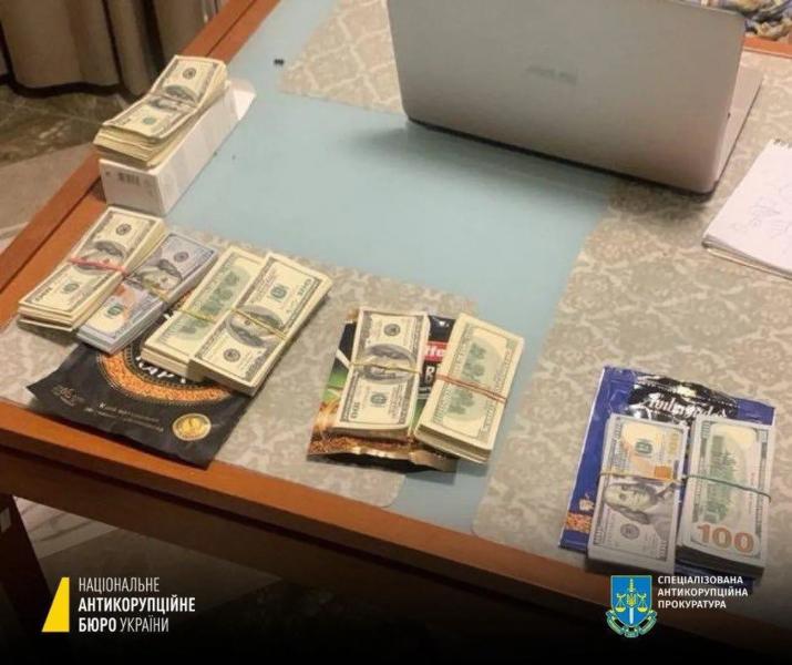 Пакет с Сантой и банка из-под горошка: как фигуранты коррупционных дел прятали взятки
