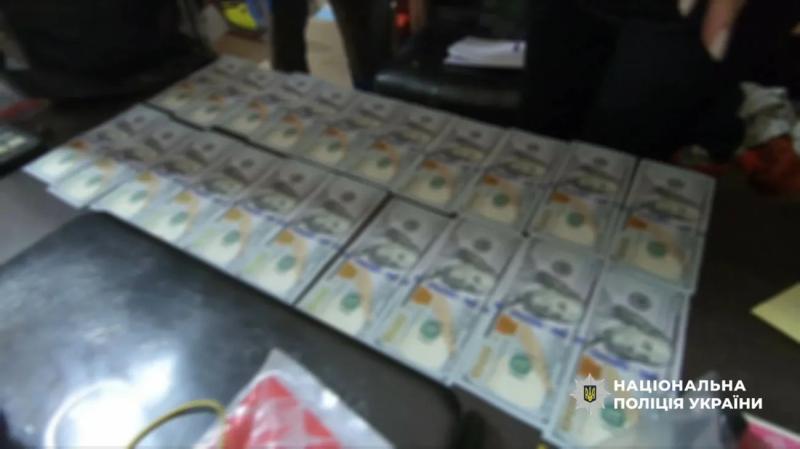 Получил взятку в 3000 долларов: заместителя начальника районного ТЦК задержали в Одесской области