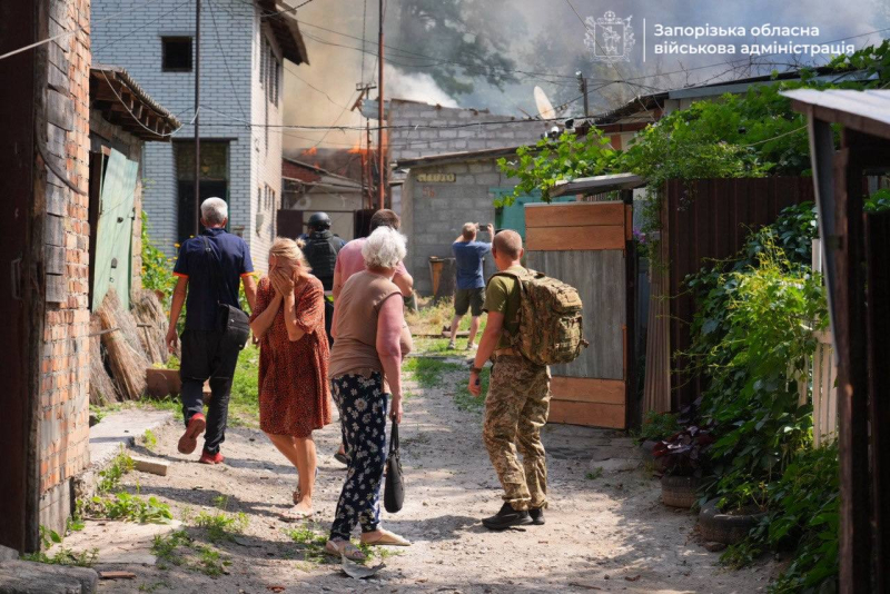 Последствия атаки РФ по Запорожью: беспилотники ударили по жилым районам и ТЦК, много пострадавших – ОВА
