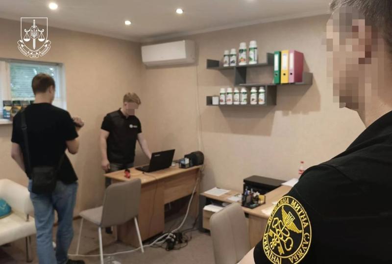 Поставляли фальшивые пестициды CORAGEN в страны ЕС: троим мужчинам сообщили о подозрении в мошенничестве на более чем 200 млн гривен
