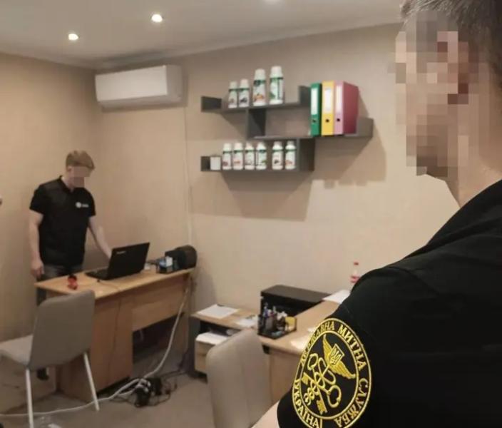 Поставляли фальшивые пестициды CORAGEN в страны ЕС: троим мужчинам сообщили о подозрении в мошенничестве на более чем 200 млн гривен