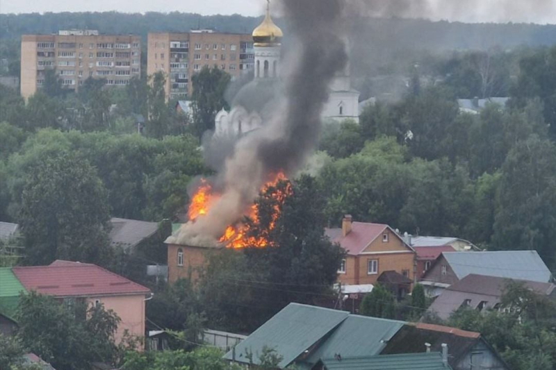 ПВО РФ "уронила" украинский дрон на жилой дом в Подмосковье: здание в огне